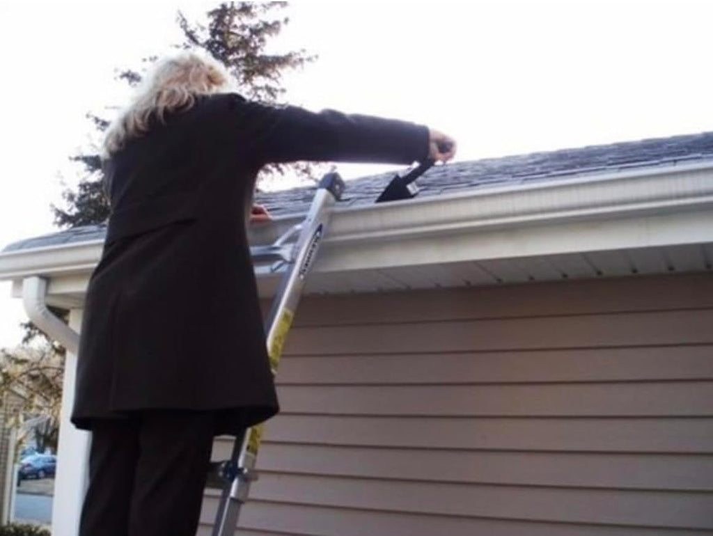 Gutter Scoop Cleaning Tool with Long Handle - Easy Removal of Leaves and Dirt from Rain Gutter with Scoop and Drain