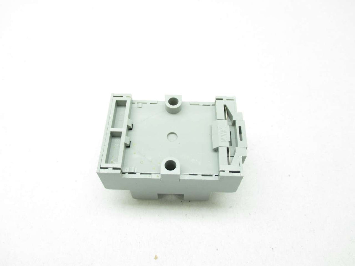 Idec Relay Socket, 8Pin, 10A, 300V - SR2P-05