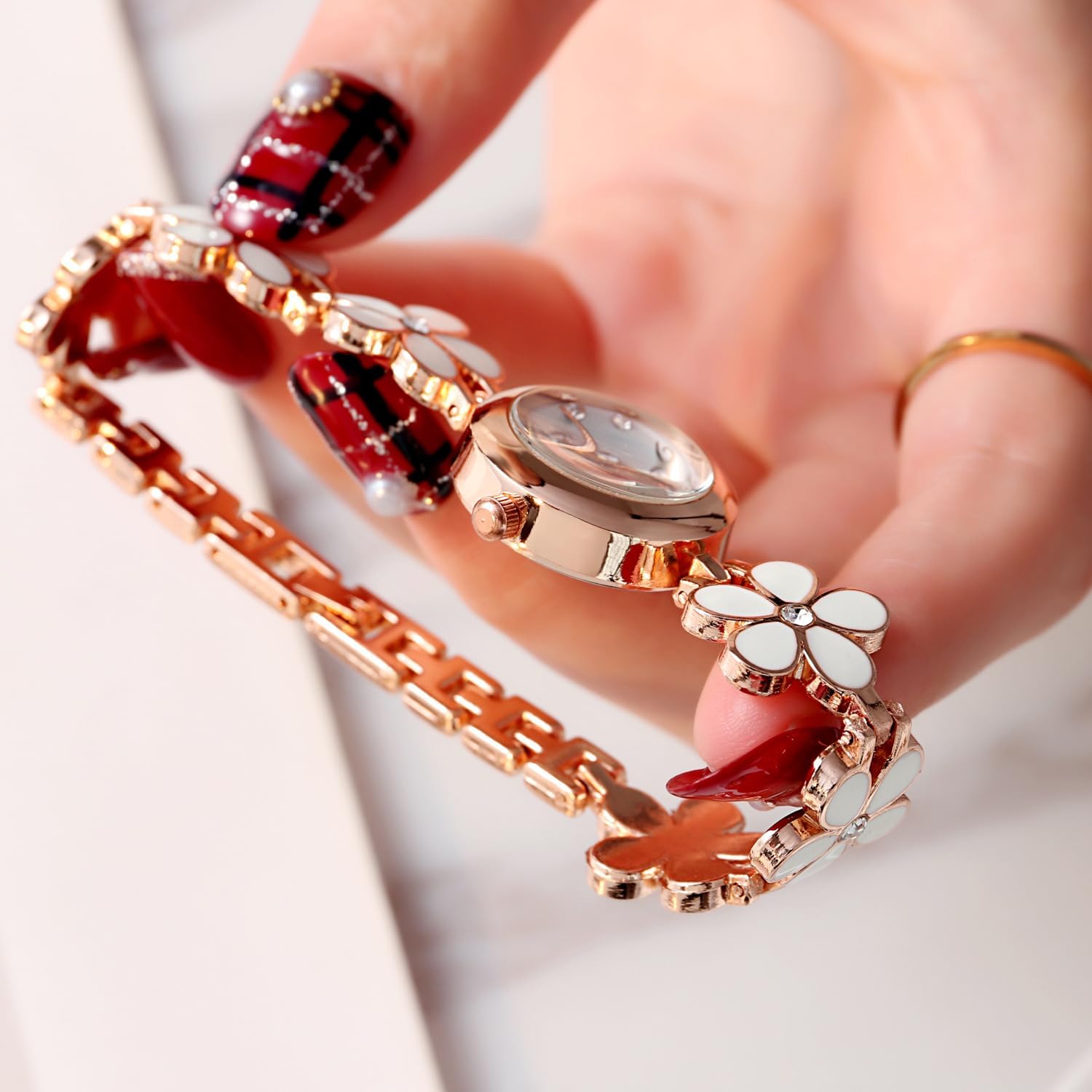 Women's Bracelet Watch Fashion Item Waterproof Quartz Flower Shaped Watch