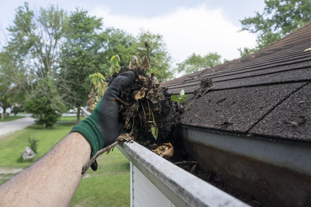 Gutter Scoop Cleaning Tool with Long Handle - Easy Removal of Leaves and Dirt from Rain Gutter with Scoop and Drain