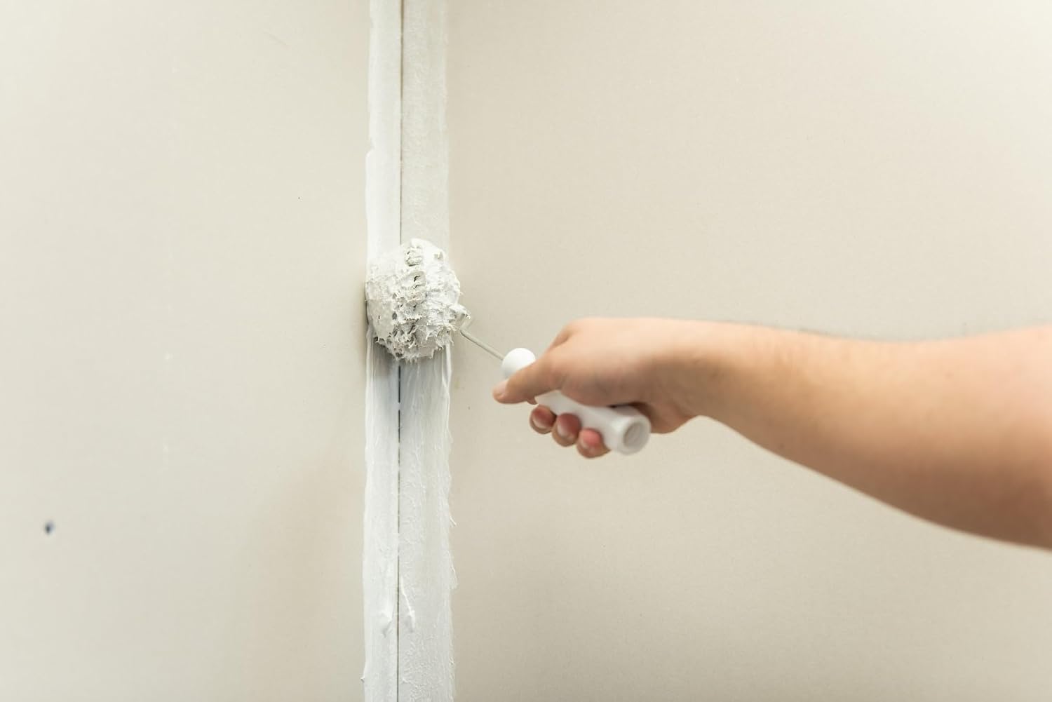 3 in. Corner Roller and Applicator - Drywall Mud Corner Tool Applies Compound and Creases Tape for Inside Corners