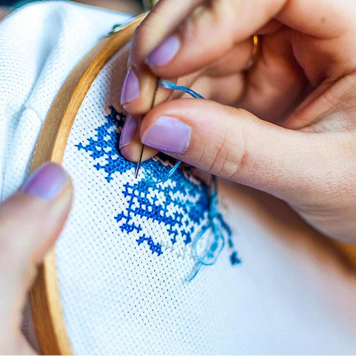 Embroidery Kit 215 Pcs,100 Colors Threads,5 Pcs Embroidery Hoops,3 Pcs Aida Cloth,40 Sewing Pins,Cross Stitch Tools