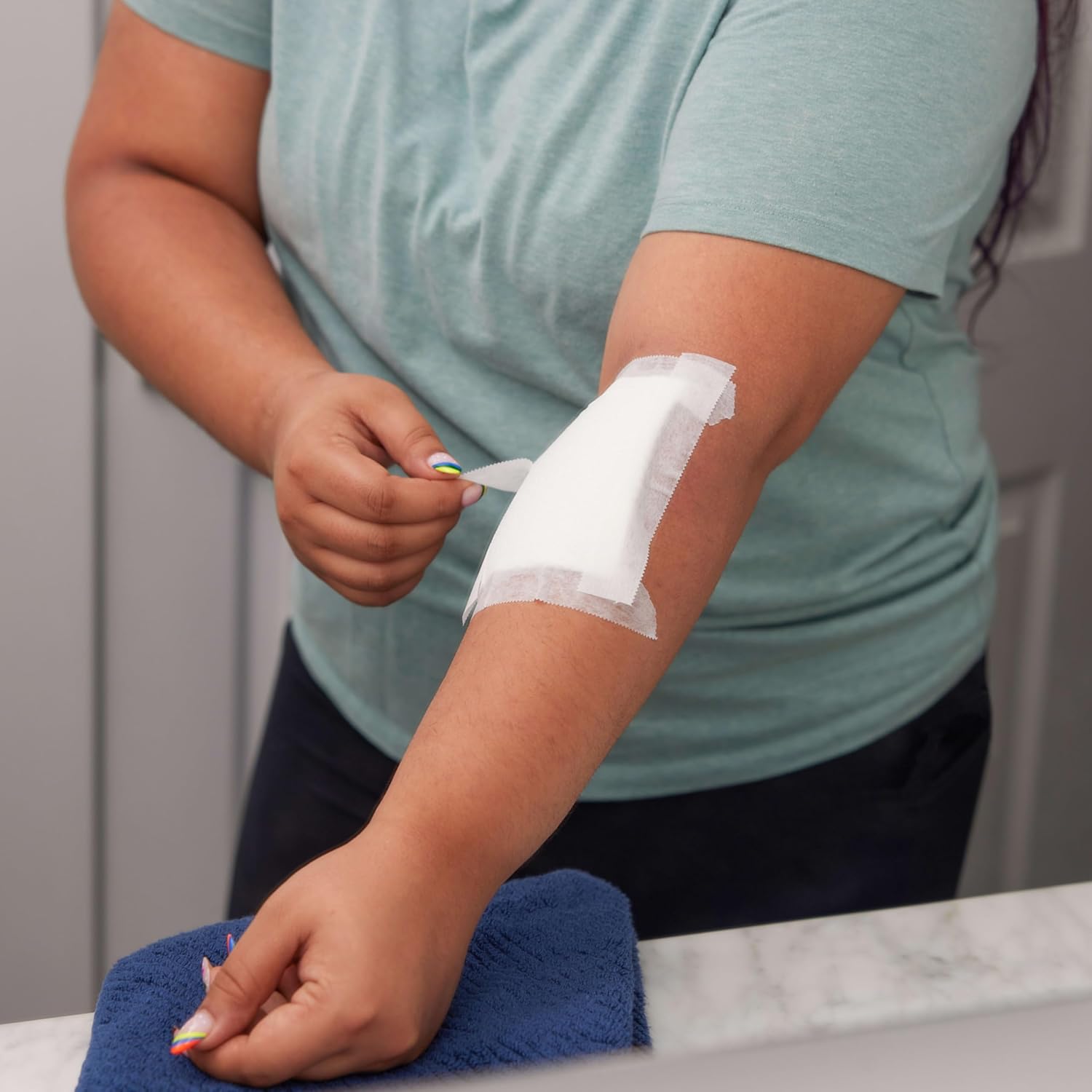 Brand Absorbent Cushion Care Sterile Square Gauze Pads for First Aid Protection of Minor Cuts, Scrapes & Burns