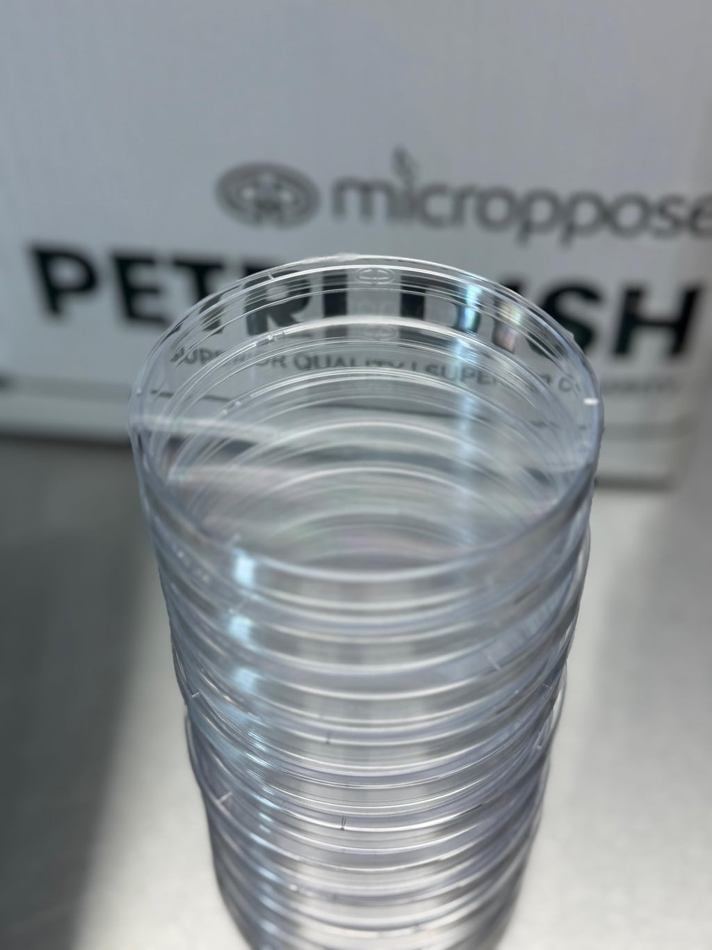 Microppose 500 Pack 90mm Polystyrene Petri Dishes – Vented Lids, Pre-Sterilized, Crystal Clear, Disposable, Lab-Grade