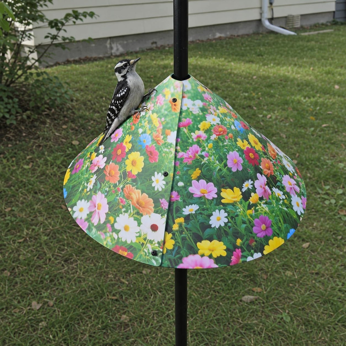 Floral Pattern Squirrel Baffle - Keep Squirrels Away and Attract Birds - Durable Cone - Shaped Squirrel - Proof Guard