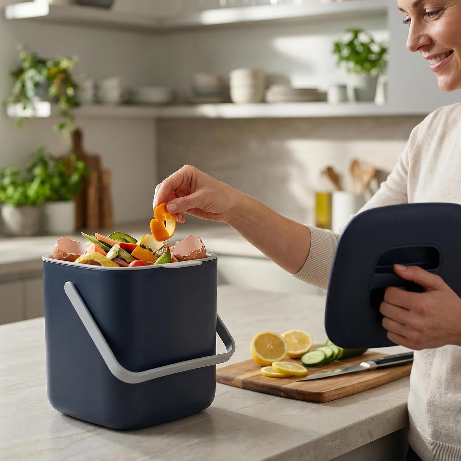 Compost Bin Kitchen, Sealed Countertop Compost Bin，No Filter Required, 0.7Gal Indoor Compost Bin, Compost Bucket with