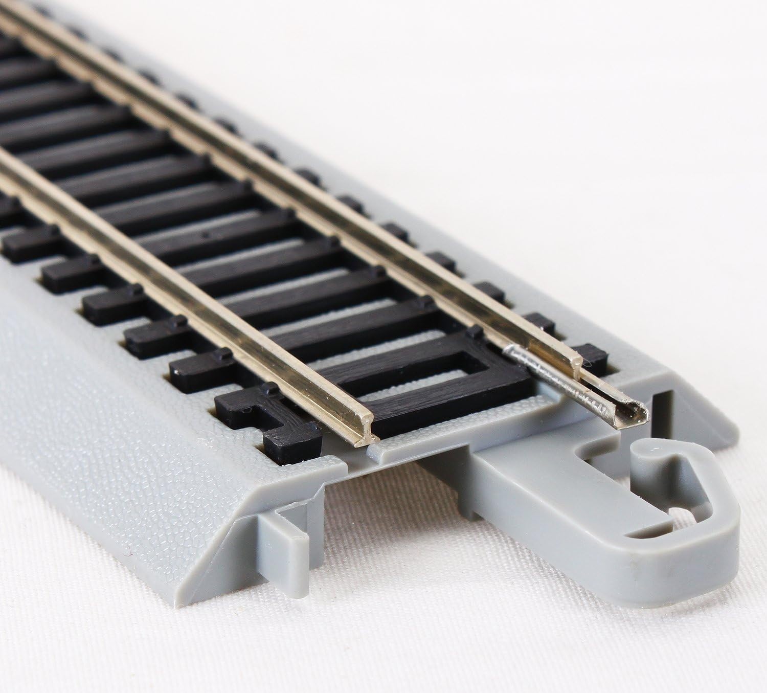 Trains 15" Radius Curved Track 4PK NS Rail with Roadbed HO Scale | Snap-Fit E-Z Track, 15” Radius Curved Track