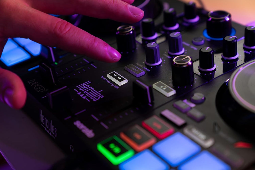 DJControl Inpulse 200 MK3 - Ideal DJ Controller with Serato Lite | Beatmatch light guides, dedicated Stems controls
