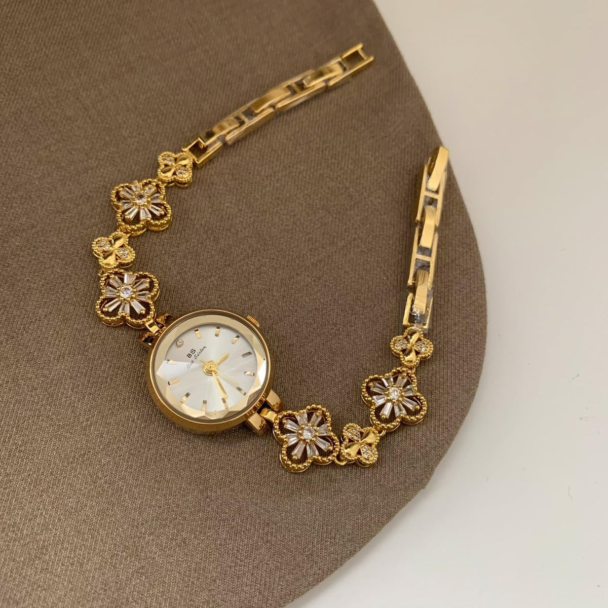 Vintage Gold Watch for Women Hollow Four Leaf Chain Bracelet Watch | Dainty Small Ladies Dress Quartz Watch,30M Water