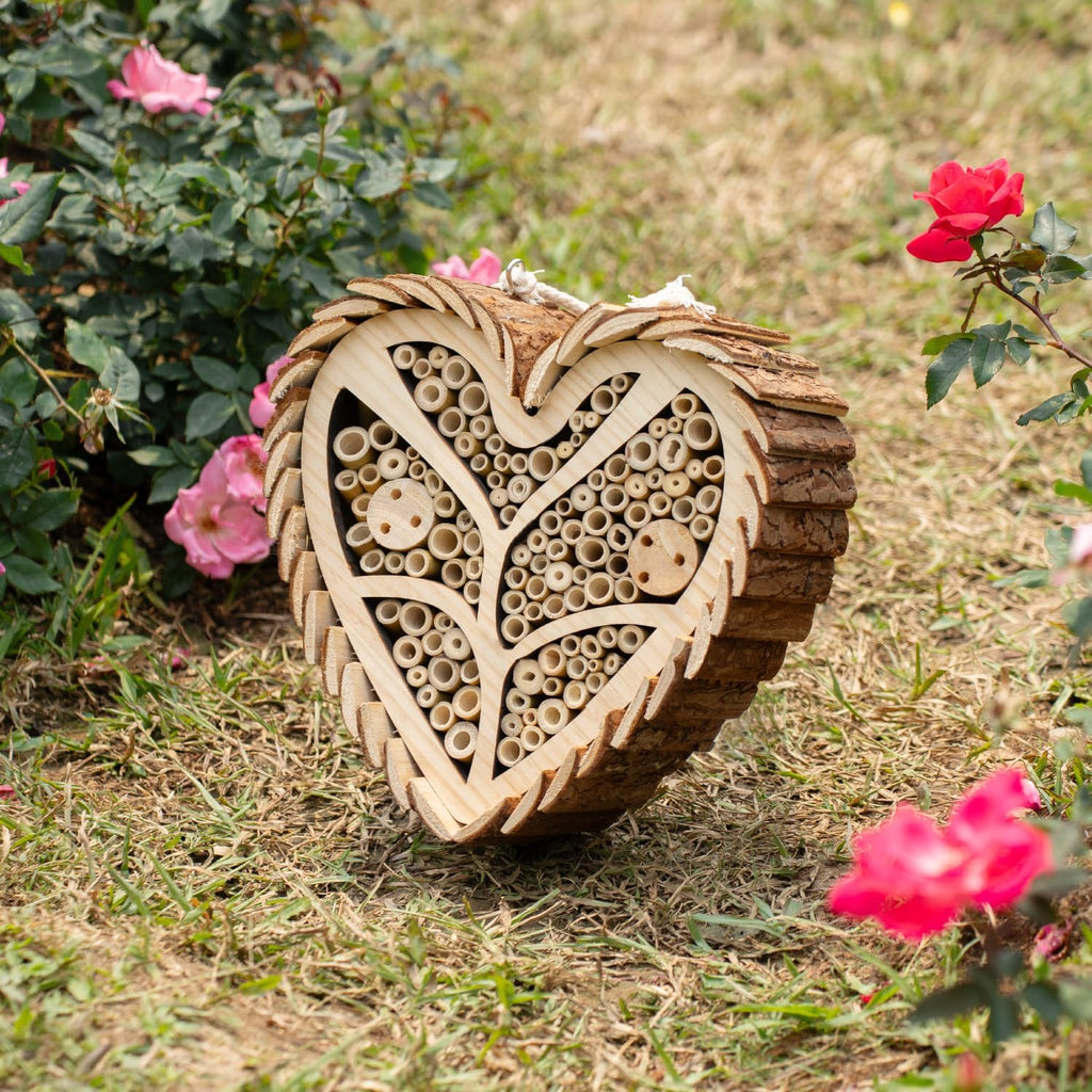 Mason Bee House, Heart-Shaped Wooden Bee House with Bamboo Tubes, Nesting Aid for Wild Bees, Natural Hanging Habitat