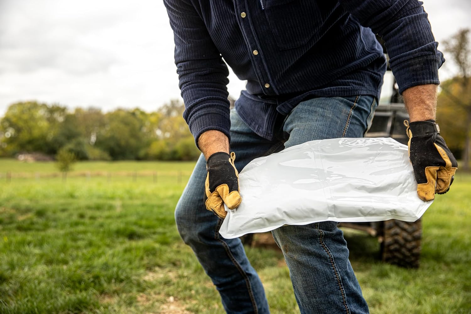 Post Anchor – Alternative to Concrete | No Water, Fast-Setting Anchor for Fence, Deck, Mailbox Posts | One Bag Kit