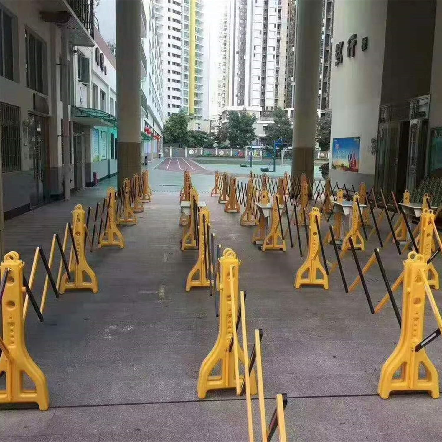 Plastic Mobile Retractable Traffic Fence,Retractable Traffic Fence Portable Water Filled Expanding Safety Barrier