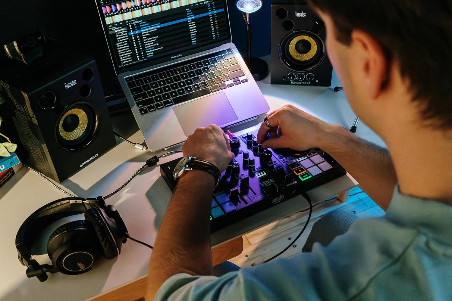 DJControl Inpulse 200 MK3 - Ideal DJ Controller with Serato Lite | Beatmatch light guides, dedicated Stems controls