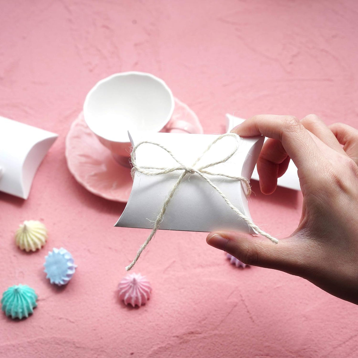 Vintage White Kraft Paper Pillow Box Chocolate Candy Treat Box Set Gift Boxes with Twine Wedding Favors Baby Shower