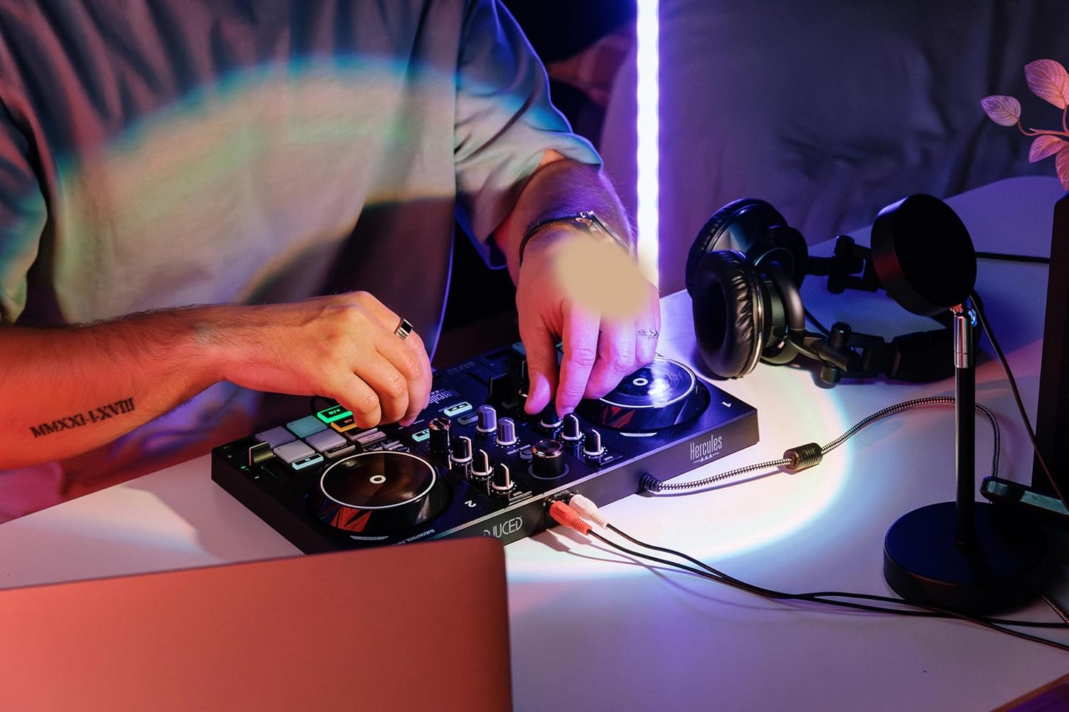 DJControl Inpulse 200 MK3 - Ideal DJ Controller with Serato Lite | Beatmatch light guides, dedicated Stems controls