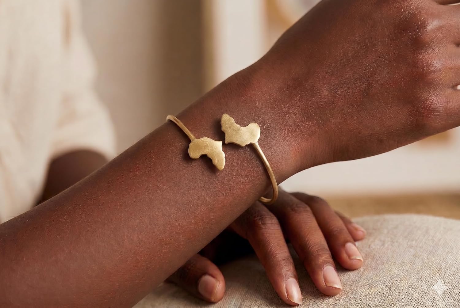 Smooth Africa Continent Pendant Brass Bangle