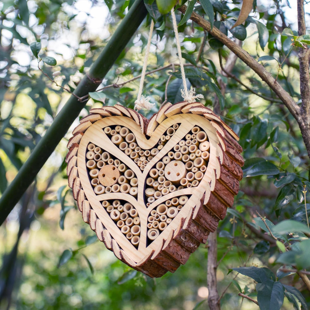 Mason Bee House, Heart-Shaped Wooden Bee House with Bamboo Tubes, Nesting Aid for Wild Bees, Natural Hanging Habitat