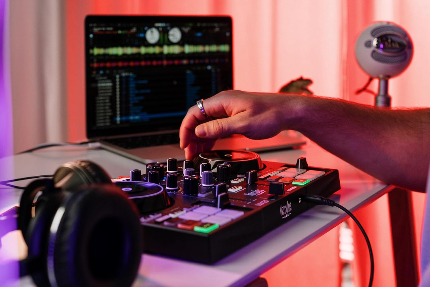 DJControl Inpulse 200 MK3 - Ideal DJ Controller with Serato Lite | Beatmatch light guides, dedicated Stems controls