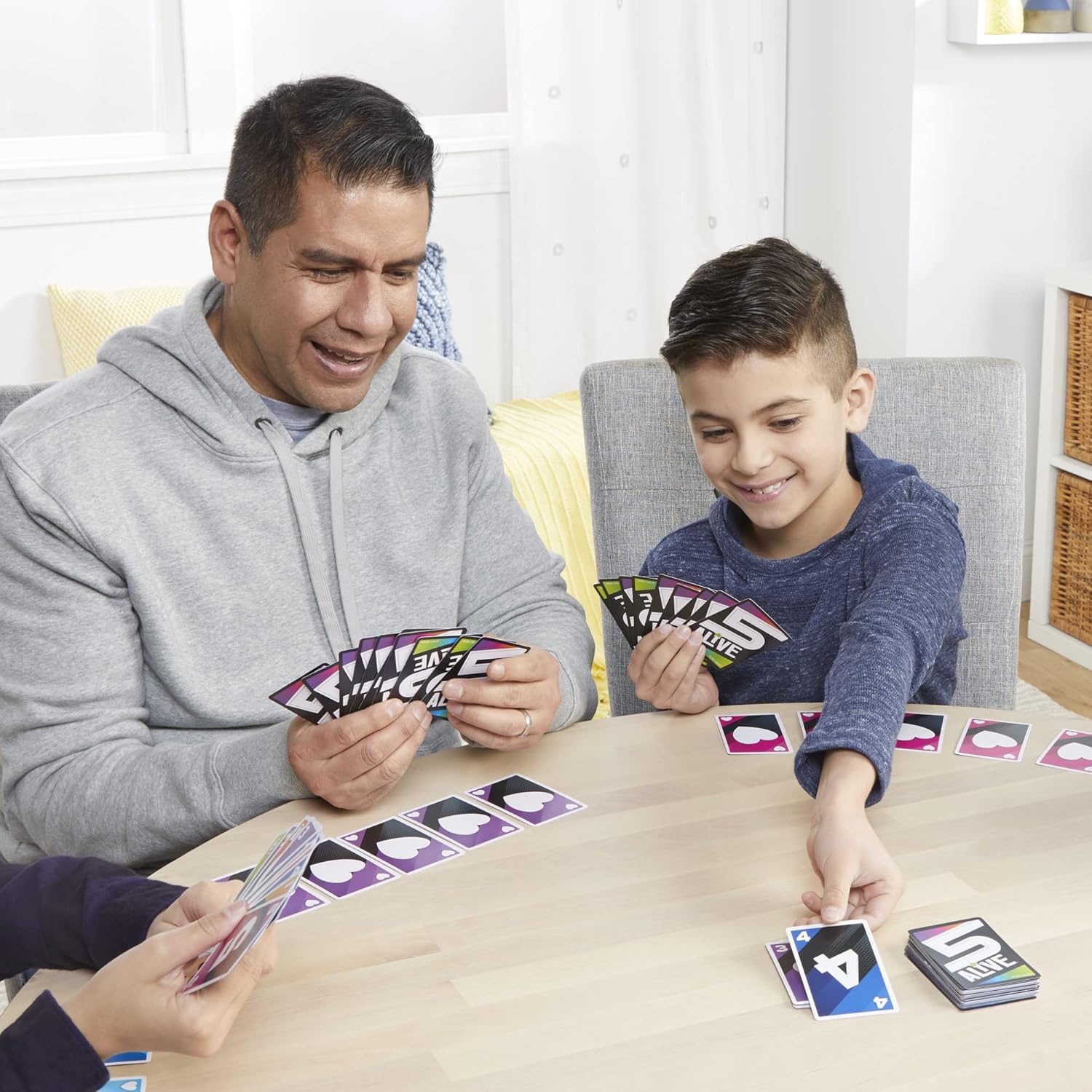Hasbro Gaming 5 Alive Card Game, Fast-Paced Game for Kids and Families, Easy to Learn, 2 to 6 Players, Fun Summer