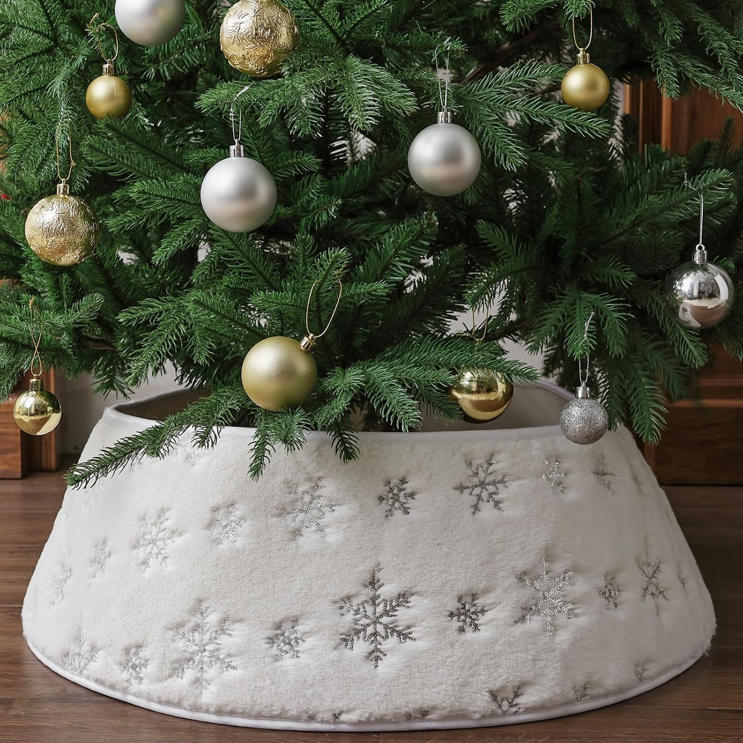 Faux Fur Christmas Tree Collar: Rustic White Luxury Plush Fur Christmas Tree Collars with Sliver Snowflake Sequins