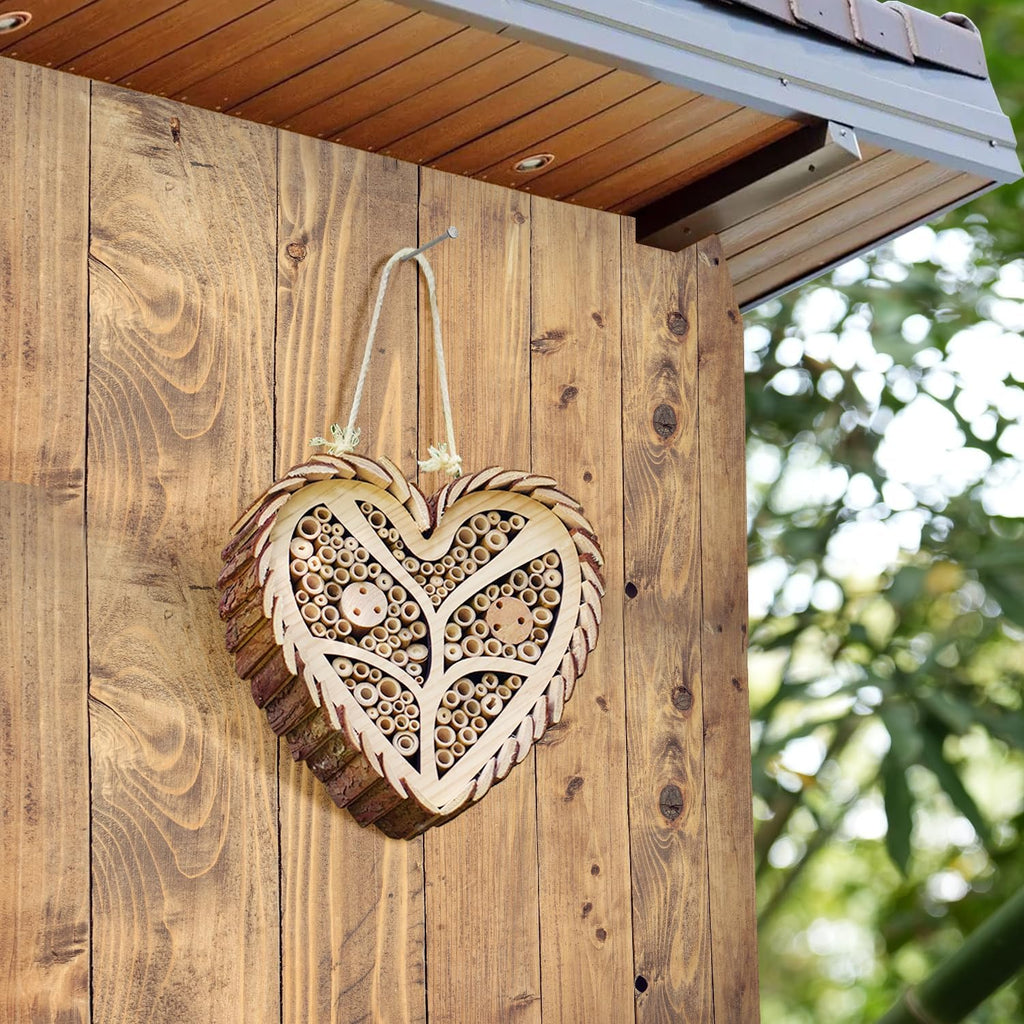 Mason Bee House, Heart-Shaped Wooden Bee House with Bamboo Tubes, Nesting Aid for Wild Bees, Natural Hanging Habitat