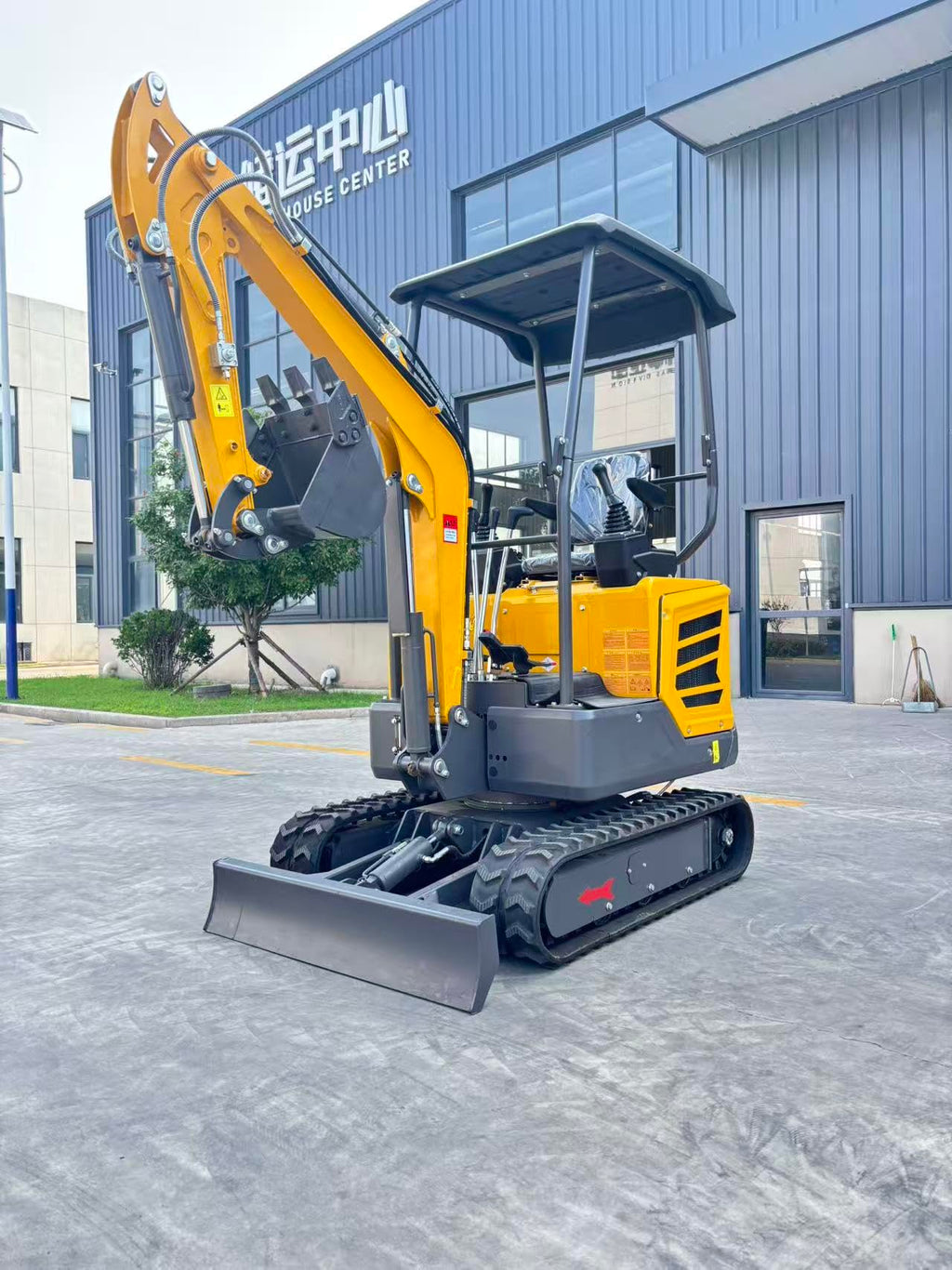 2 Ton Mini Excavator with Kubota Engine, High Horsepower Diesel Compact Crawler Digger for Construction & Farming
