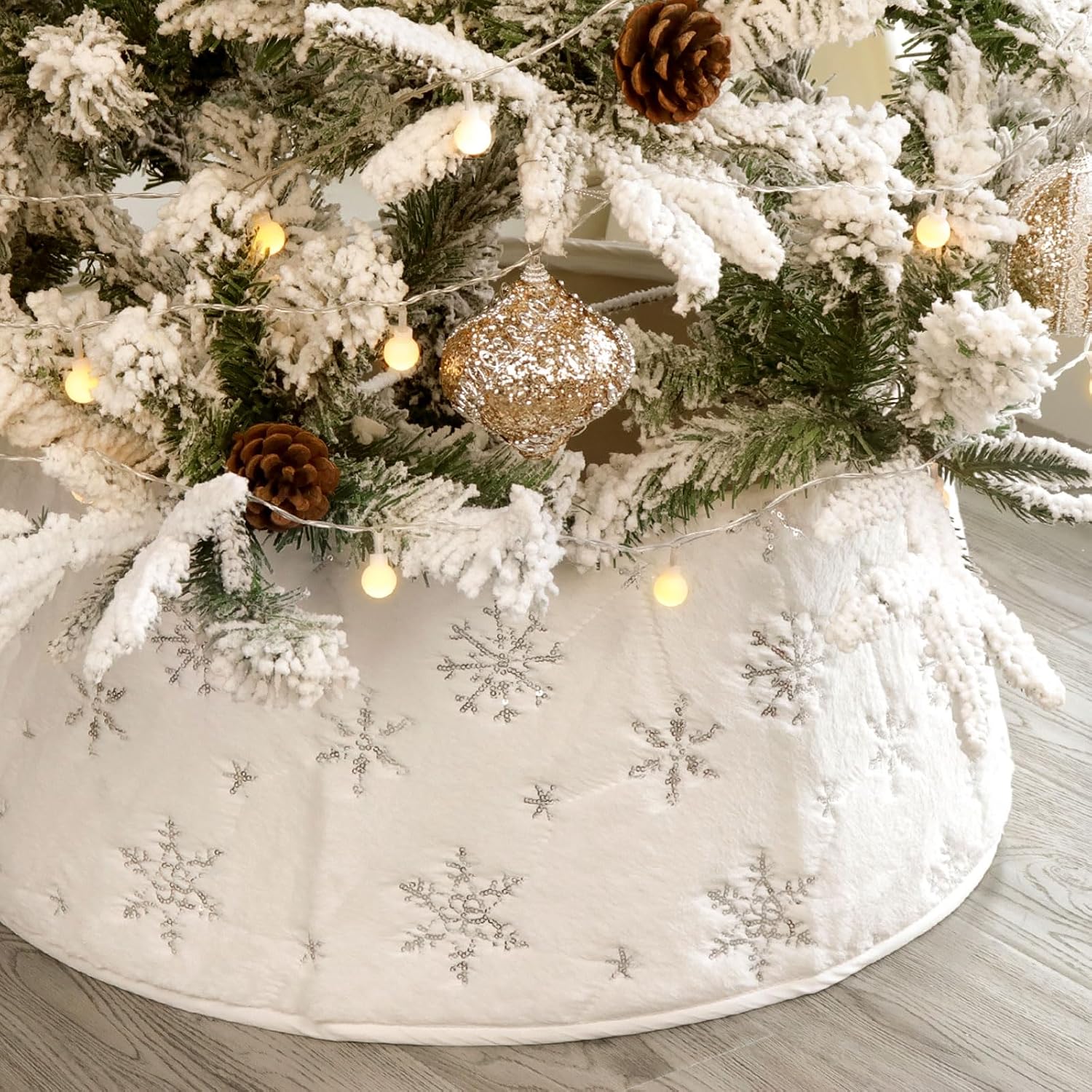 Faux Fur Christmas Tree Collar: Rustic White Luxury Plush Fur Christmas Tree Collars with Sliver Snowflake Sequins