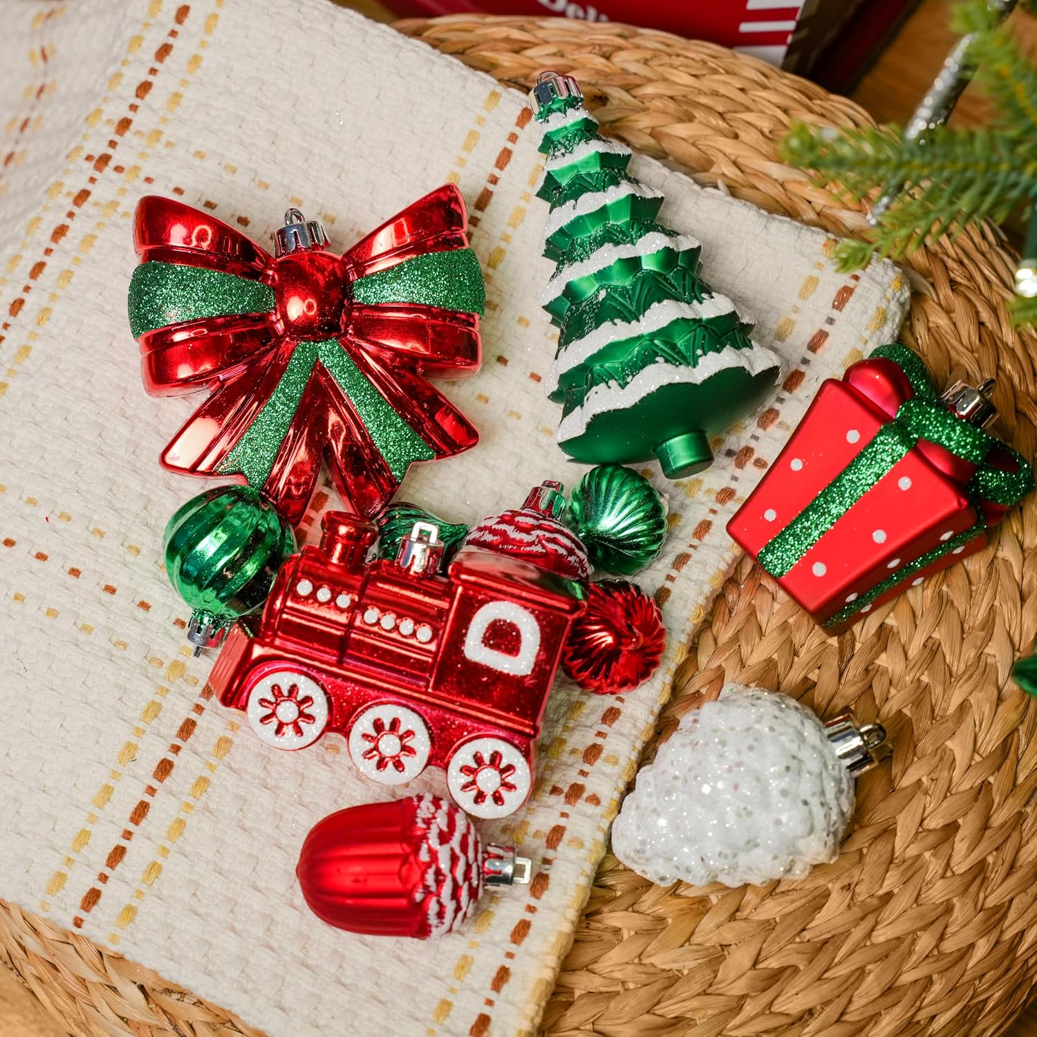 82pcs Classic Christmas Balls Ornaments Set, Red, White and Green | Delightful Gift Set, Shatterproof Plastic