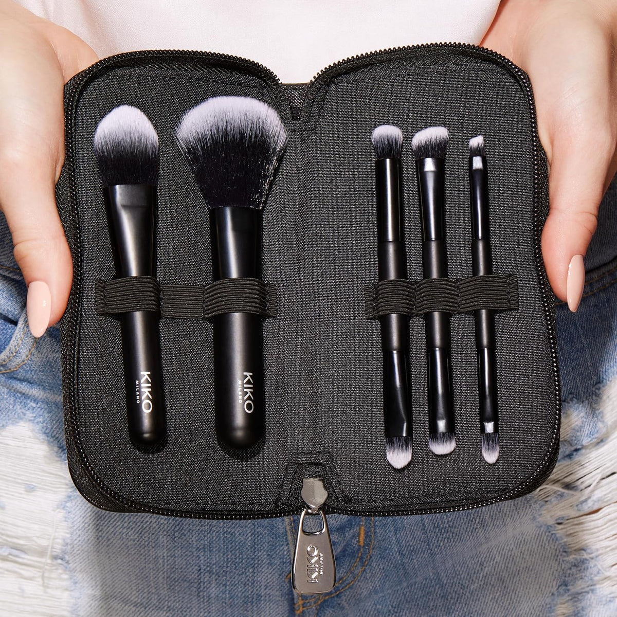 Travel Brush Set, Pouch With 5 Professional Makeup Brushes